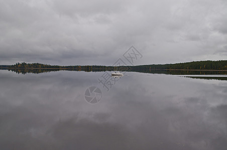 芬兰Kuhmo市湖上一艘渔船叶子教会绿色木头急流环境公园旅行途径森林图片
