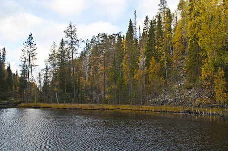 位于芬兰东部国家公园内小峡谷的河流国家农村溪流瀑布森林天空公园漂流石头蓝色背景图片