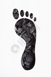 通过纸页和剪切的足迹形状看到煤炭脚印环境问题概念性摄影影棚图片