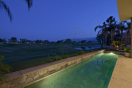 夜间从庄园的农舍看草坪奢华房地产泳池财富天空风景草地房子游泳池别墅图片