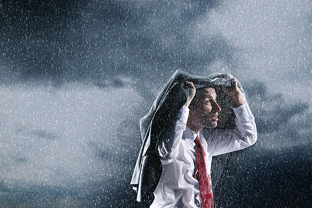 暴风雨时 商务人士用夹克盖头气象中年暴风云暴雨领带套头雨滴人士商业天气背景图片