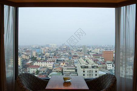 通过开放酒店窗口所见城市大都会家具风光新年景观窗户房间座位座椅场景图片