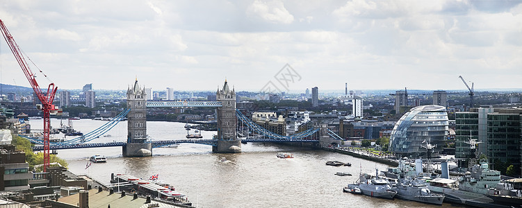 泰晤士河和城市风景之上的塔楼桥 伦敦 英格兰 联合王国国家首都外观风光建筑地标城市传统文化天空图片