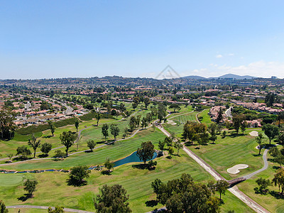 高尔夫在上层住宅区看到空中高尔夫风景财富公寓土地运动鸟瞰图财产别墅高尔夫球社区住房图片