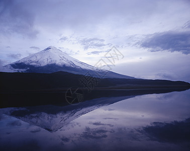 富士山在湖中反射火山地貌山脉旅行山腰摄影地形自然世界美女图片