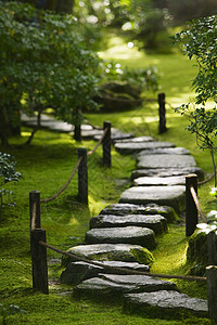 日本花园的日本京都小八池登吉罗石路人行道树木禅意岩石垫脚场景绿色曲线文化栅栏图片