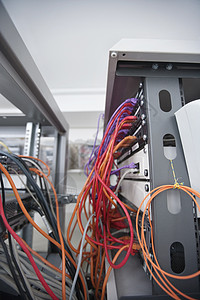 与服务器室计算机网络连接的多色数据电缆多个彩色数据电缆硬件实验室房间电线存储设施电脑机房安全电脑室图片