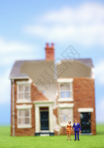 在砖房前的一对夫妇房子风暴房地产两个人保险楼市市场房产样板房塑像图片