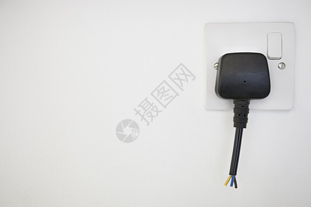 白色墙上挂有出口的断裂电线线路电子产品电缆插座形状开关几何插头活力概念图片