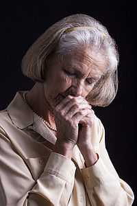 高贵女性祈祷的肖像女士成人黑色眼睛沉思精神祖母祷告老年信仰图片