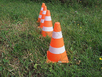 电流锥形标志交通作品道路危险信号安全红色白色草地锥体图片