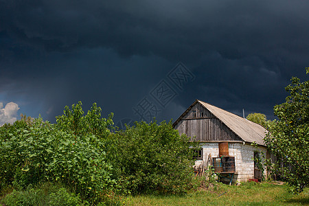 离远村庄的一座废弃老房子附近大雨 绿色自然活力危险建筑天空天气蓝色城市风暴力量螺栓图片