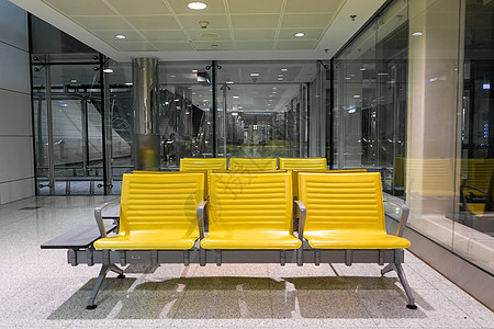 机场等候区有几排黄色长凳旅行休息室玻璃建筑飞机旅游航班房间车站运输图片
