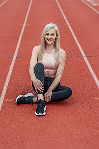 一个年轻的体育青年学院Athlete准备在大学参加田径比赛锻炼慢跑者游戏女孩短跑大学生女性赛跑者学生学校图片