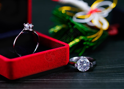 红色珠宝盒中的钻石戒指盒子订婚案件珠宝婚姻展示奢华红框宝石水晶图片