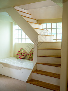 现代有木制楼梯的明亮公寓图片