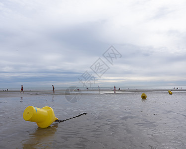 黄黄色浮标和大海滩上的人 在布洛根与小豆瓜之间的沙滩上图片