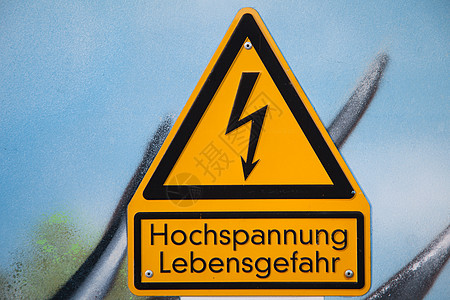 特写墙上安装的德国高压警告警示标志图片