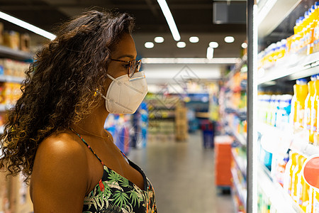 在超市用面罩购物的年轻女子预防肺炎医学购物车清单产品安全杂货店预算暴发图片