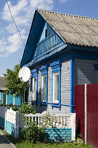 在白俄罗斯 有装饰窗户和框架的农村老木屋 传统的民族建筑风格 (传统民间文化)图片