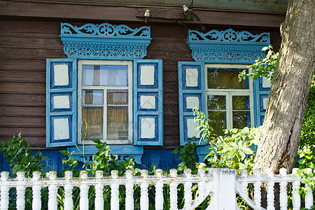 蓝色花纹木框窗户 垂直条和菱形形式的不同形状的窗框 白俄罗斯图片
