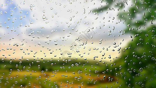 透过雨滴的潮湿窗口看风景 (掌声)图片