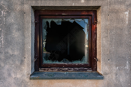 破碎玻璃窗中的碎玻璃图片