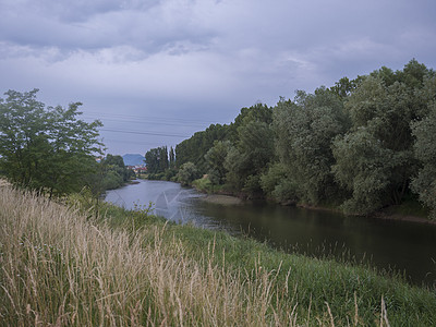 斯洛伐克湖附近的利普托夫斯基米库拉斯岛边界上带树木 草地和子的Vah河图片