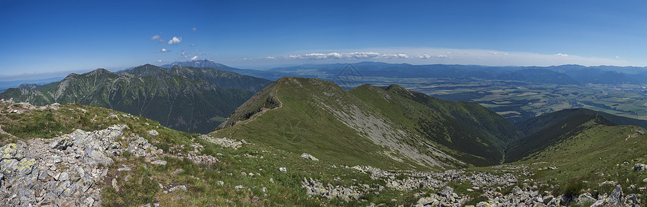 从西塔特拉山脉 Rohace 高塔特拉山和低塔特拉山全景的 Baranec 峰的全景 陡峭的绿色山峰 山脊上有远足径 夏天 蓝天图片