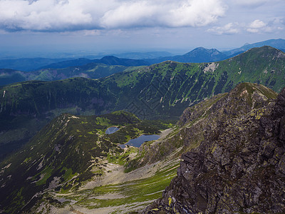 从西塔特拉山脉或 Rohace 全景的 Banikov 峰看 陡峭的绿色山脉  placlive 和 volovec 山脊上有远图片