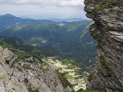 美丽生动的蓝山湖有绿色的山峰和远足路径 从 山脉 Rohace 斯洛伐克 夏日阳光明媚的蓝天石头公园爬坡顶峰湖泊高山风景天空旅行图片