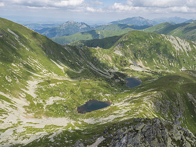 充满绿色山峰的景象 来自马鞍 西Tatras山脉 夏日阳光明媚的天空旅行公园假期爬坡岩石自然风景高山湖泊全景图片