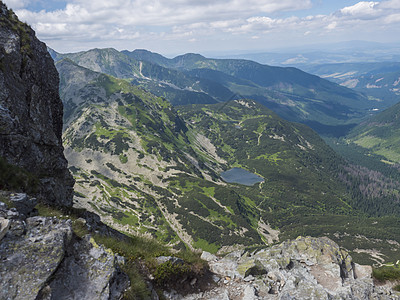 美丽生动的蓝山湖有绿色的山峰和远足路径 从 山脉 Rohace 斯洛伐克 夏日阳光明媚的蓝天天空自然目的地旅行风景顶峰爬坡旅游岩图片