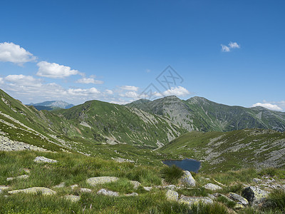 美丽生动的蓝山湖 从马鞍 西塔特拉山 Rohace 斯洛伐克 夏日阳光明媚的蓝天可以欣赏到绿色山峰山脉自然高山目的地天空首脑爬坡图片