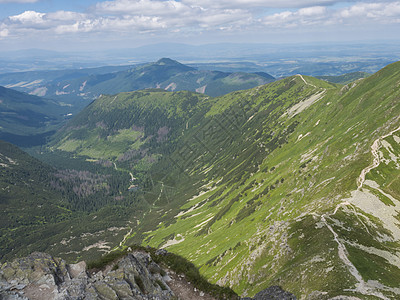 从山谷的马鞍和美丽的蓝色山湖与绿色山峰 西塔特拉山脉 Rohace 斯洛伐克 夏日晴天蓝天图片