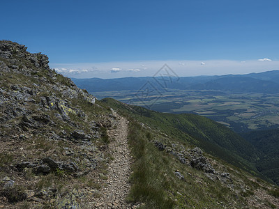 从西塔特拉山脉或罗哈斯的巴拉内茨峰上 的徒步足迹到利普托夫斯基·米库拉斯山谷图片