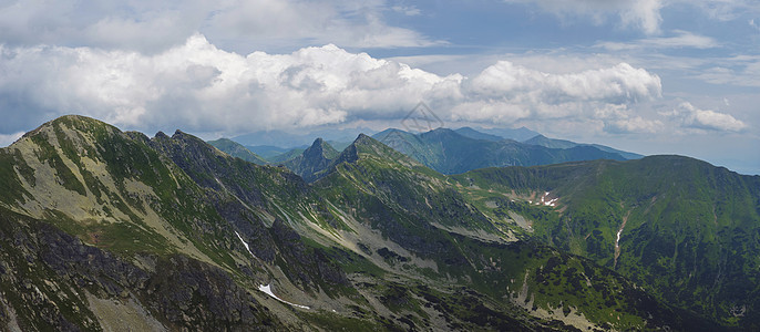 从西塔特拉山脉或 Rohace 全景的巴尼科夫峰全景 陡峭的绿色山脉  placlive 和 volovec 山脊上有远足小径 图片