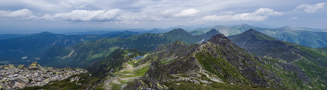 从西塔特拉山脉的 Rohac 峰或 Rohace 全景与山脊远足径的全景 陡峭的绿色山脉和高山湖泊 夏天蓝天白云图片