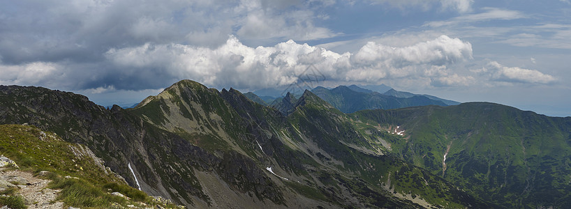 从西塔特拉山脉或 Rohace 全景的巴尼科夫峰全景 陡峭的绿色山脉  placlive 和 volovec 山脊上有远足小径 图片