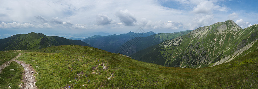 美丽的全景山景 从西塔特拉山脉的巴尼科夫峰或 Rohace 全景 陡峭的绿色草山 山脊上有远足径 夏天蓝天白云图片
