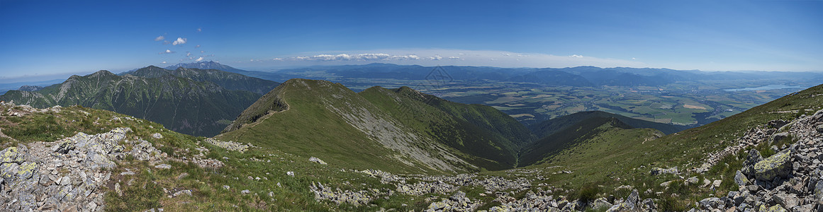 西塔特拉山脉或 Rohace 全景的 Baranec 峰顶的广阔全景 陡峭的绿色山脉 山脊上有远足径 和利普托夫谷 夏天蓝天背景图片