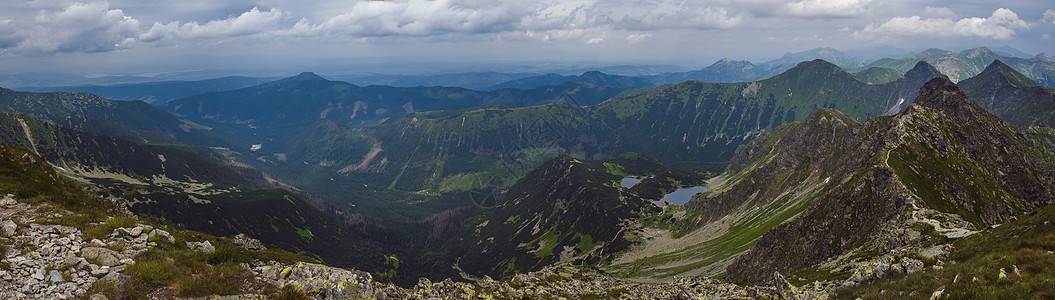 从西塔特拉山脉或 Rohace 全景的巴尼科夫峰全景 陡峭的绿色山脉  placlive 和 volovec 山脊上有远足小径 图片
