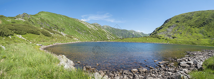 美丽生动的蓝色清澈山湖的全景 拥有绿色山峰 西塔特拉山脉 Rohace 斯洛伐克 夏日阳光明媚的蓝天背景图片