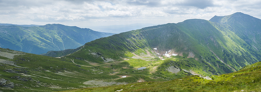 从西塔特拉山脉或 Rohace 全景的 Placlive 峰的全景 陡峭的绿色山脉和湖 ostry rohac hruba ko图片