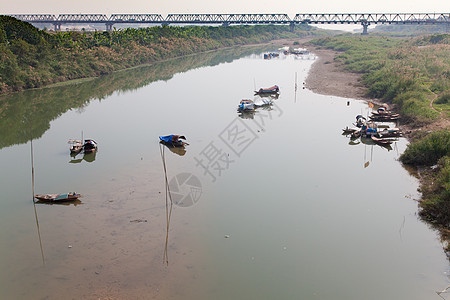 红河 越南河内 在前方和Nhat Tan公路桥上有家船图片