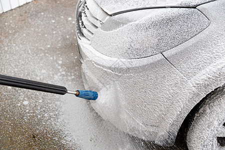 对室内湿洗车过程的近视 头部有头罩高清图片