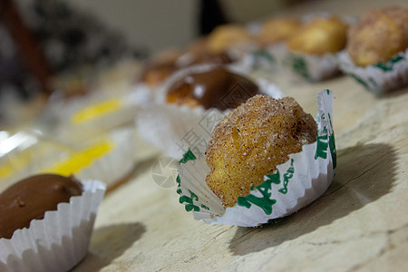 在生日桌上的迷你香甜饼 晚点再吃食物烹饪牛奶早餐甜点面包糕点享受小吃油炸图片