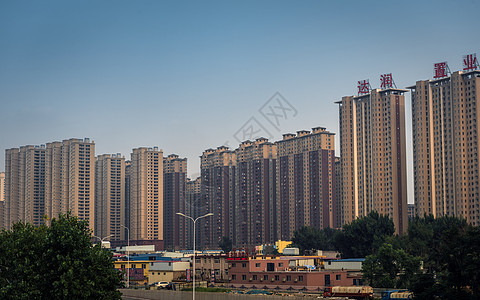 住宅楼外有天空的建筑白色生活地面建筑学财产城市商业灰色场景房子图片