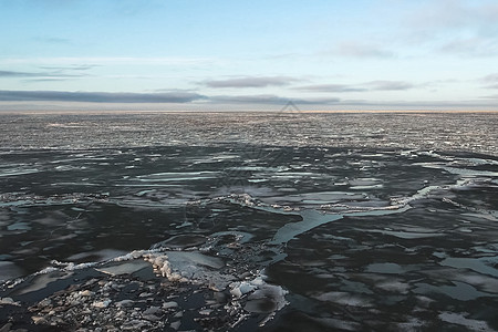 北冰洋北极地貌的冰和冷床单冻结海岸风景漂流地平线蓝色反射支撑气候图片