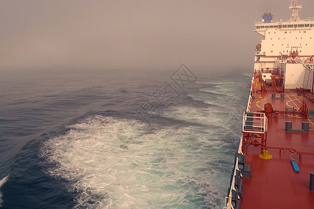 北极从油轮甲板的北极风景 在北冰洋上航行天空气体经济货物生活财团海景运输技术燃料图片